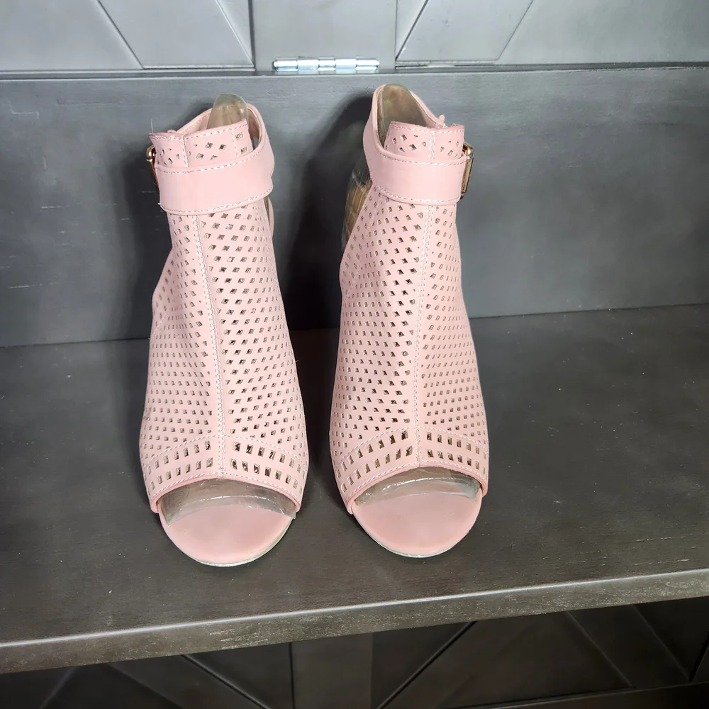 Bamboo Pink Perforated Peep Toe Block Heel Sandals Womens 8 - Picture 2 of 10
